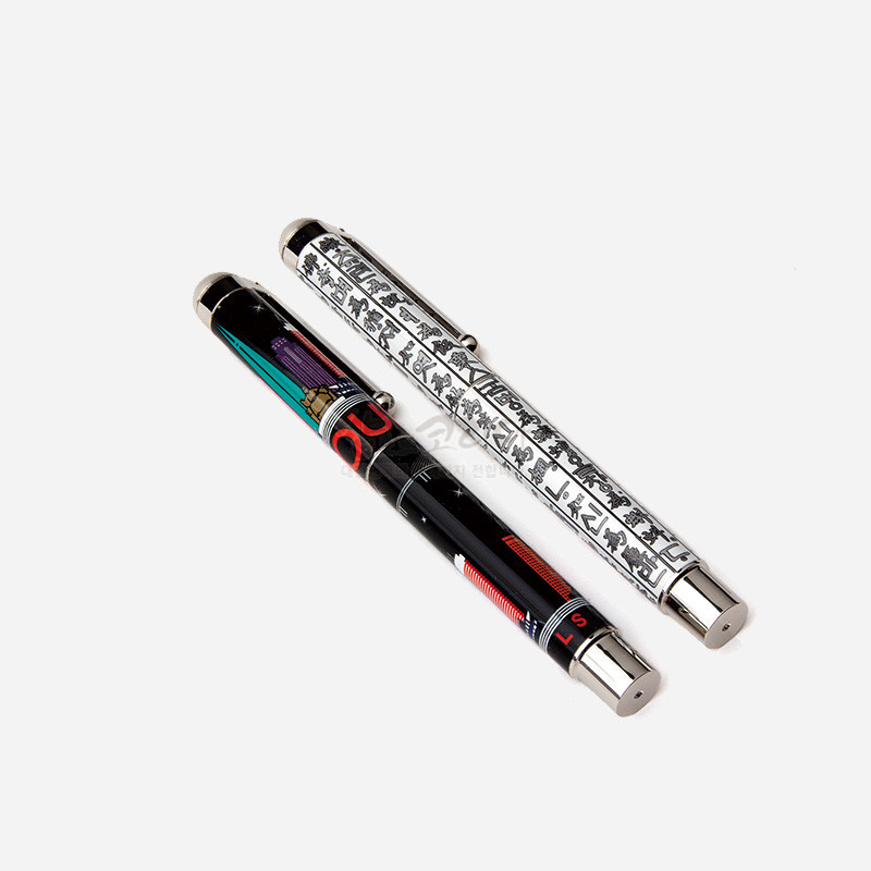 금속 장식과 유광 코팅으로 마감된 볼펜, 한글 서체 문양과 서울 야경 일러스트가 대조를 이루는 디자인.