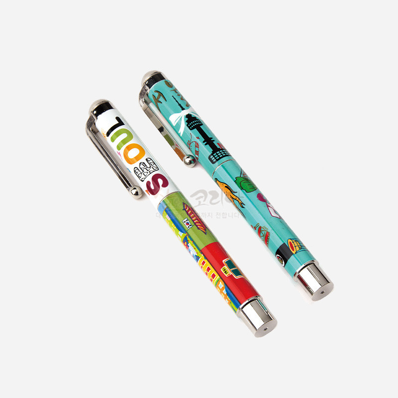 알록달록한 인쇄 기법으로 서울 문자와 명소 일러스트를 표현한 금속 장식 볼펜 세트.