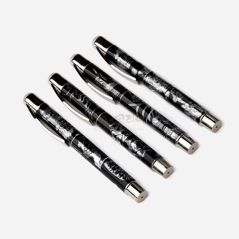 검은색 바디 위에 흑백 민화 풍의 용과 구름 문양을 인쇄한 금속 장식 볼펜 4p 세트.