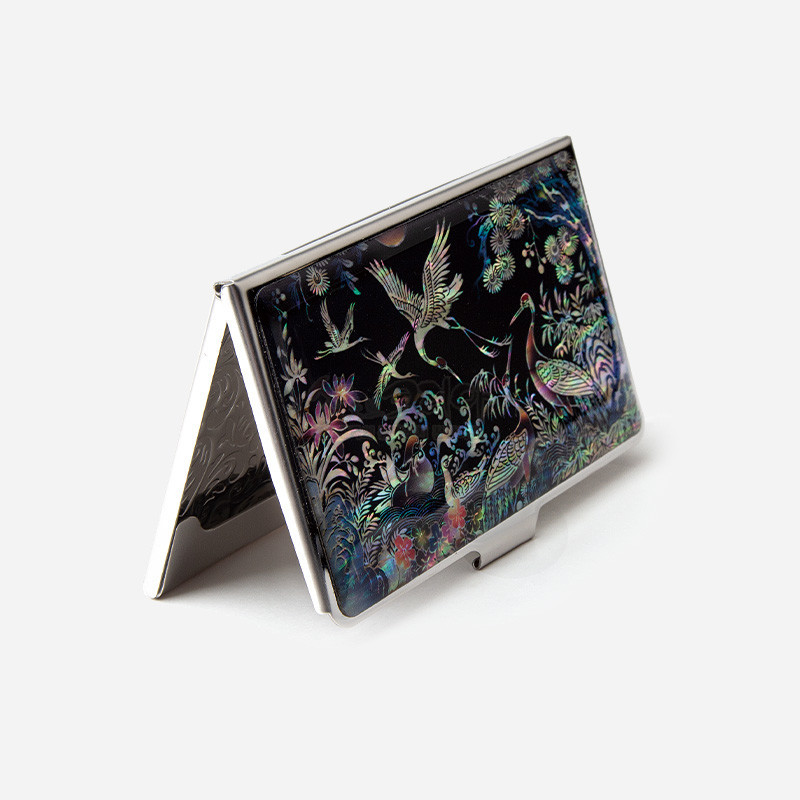 자개 상감 기법으로 흑색 바탕에 송학과 연꽃, 파도 문양을 섬세하게 표현한 금속 명함집.