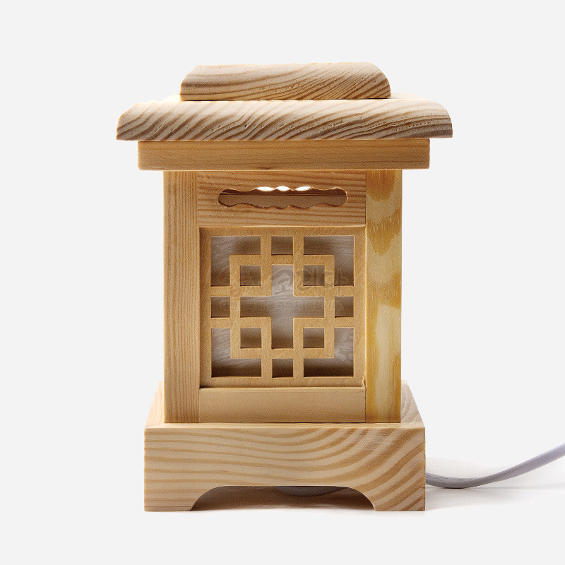 연한 목재로 제작되고 사각 완자문살을 넣은 창살 구조와 은은한 조명을 비추는 전통 형태의 탁상용 조명등.