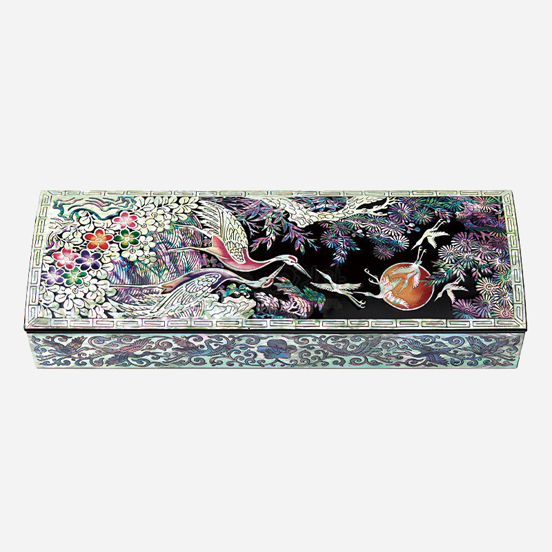 자개 상감과 옻칠 기법으로 완성된 필함, 송학과 소나무, 구름 문양이 화려한 오색 광택이 특징인 디자인.