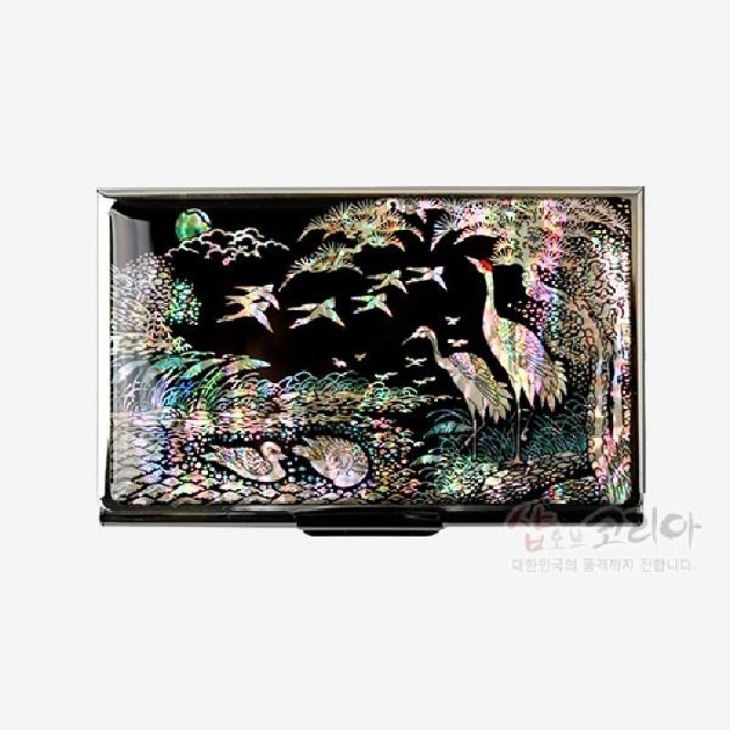 검은 옻칠 바탕 위에 자개 상감 기법으로 송학과 연못 풍경을 섬세하게 표현한 금속 테두리 명함케이스.