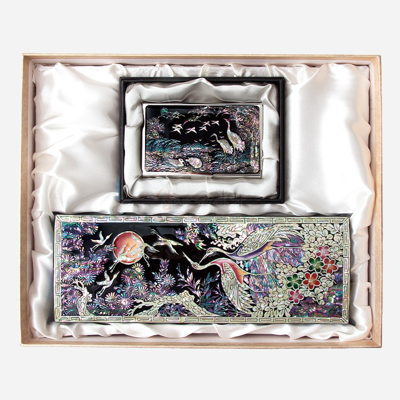 흑색 옻칠 바탕에 자개 상감 기법으로 송학과 소나무, 꽃문양을 섬세하게 표현한 필함과 명함케이스 세트.