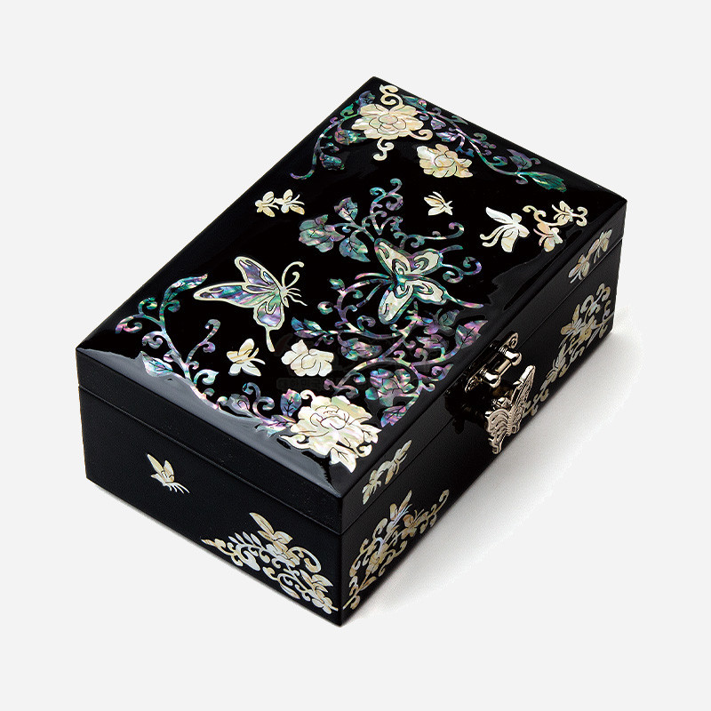 흑색 옻칠 표면에 자개 상감 기법으로 나비와 꽃문양을 섬세하게 장식한 직사각형 보석함.