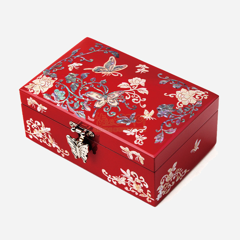 붉은 옻칠 바탕에 자개 상감으로 나비와 모란 덩굴무늬를 장식한 직사각형 보석함, 금속 나비 잠금장치 포인트.
