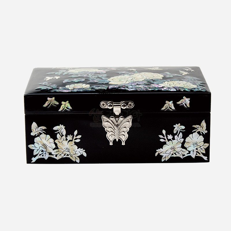 흑색 옻칠 바탕에 자개 상감으로 모란과 나비 문양을 장식한 직사각형 보석함.