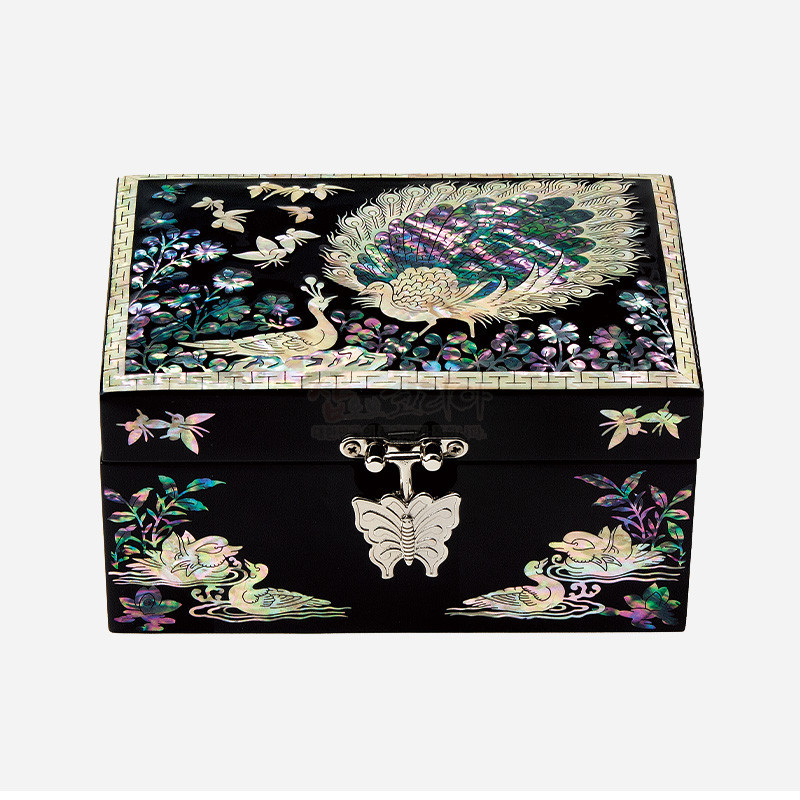 흑색 옻칠 바탕에 공작과 꽃, 오리 문양을 자개 상감으로 장식한 나전칠기 보석함.