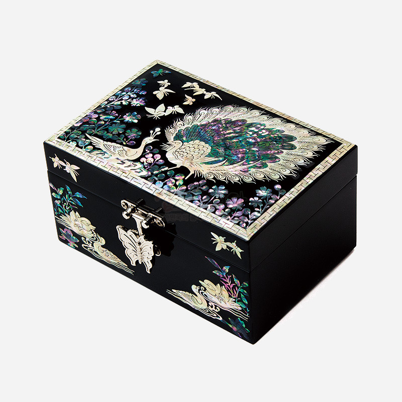 검은 옻칠 바탕에 자개 상감 공작과 꽃 문양이 화려하게 장식된 금속 잠금장치 보석함.