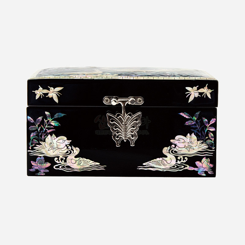 흑색 옻칠 바탕에 공작과 연꽃, 나뭇잎 자개 상감 문양이 장식된 나전칠기 보석함.