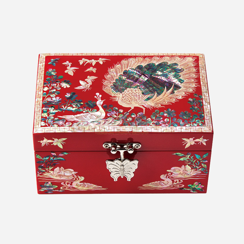 붉은 옻칠 바탕에 공작과 꽃을 자개 상감으로 수놓은 직사각 보석함, 나비 모양 금속 장식이 특징인 나전칠기 함.