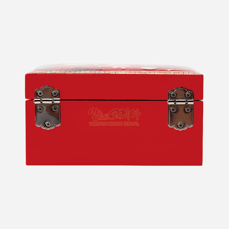 선명한 적색 옻칠 표면과 금속 경첩 장식이 조화를 이루는 직사각형 나전칠기 보석함.
