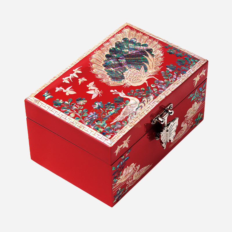 붉은 옻칠 바탕에 공작과 꽃, 나비를 자개 상감한 직사각형 보석함, 나비 모양 금속 잠금장식 포인트.