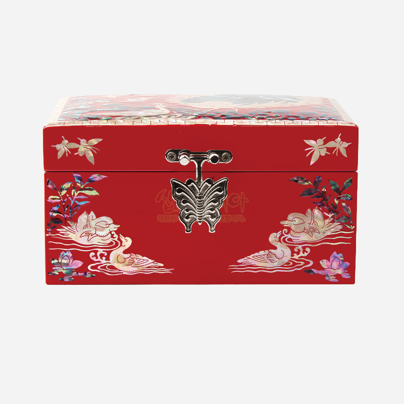 붉은 옻칠 바탕 위 자개 상감 공작과 연꽃, 물오리 문양이 장식된 금속 나비 잠금 장치 보석함.