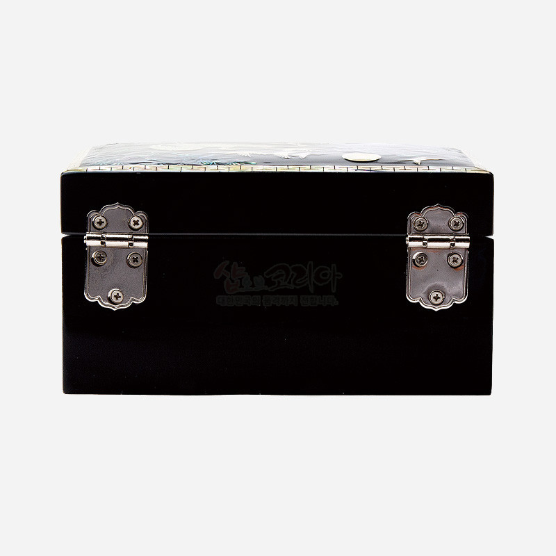 검은 옻칠 마감 위 자개 상감 뚜껑과 은색 금속 경첩 장식이 특징인 직사각 보석함.