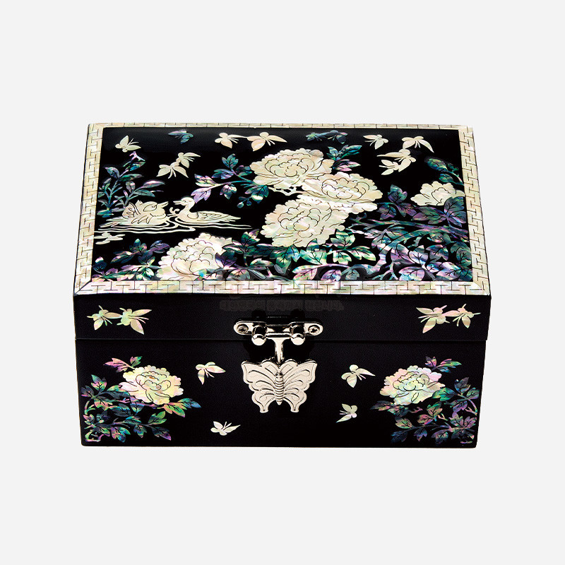 흑색 옻칠 바탕에 자개 상감으로 모란과 나비 문양을 넣고 은빛 금속 잠금장식을 더한 보석함.