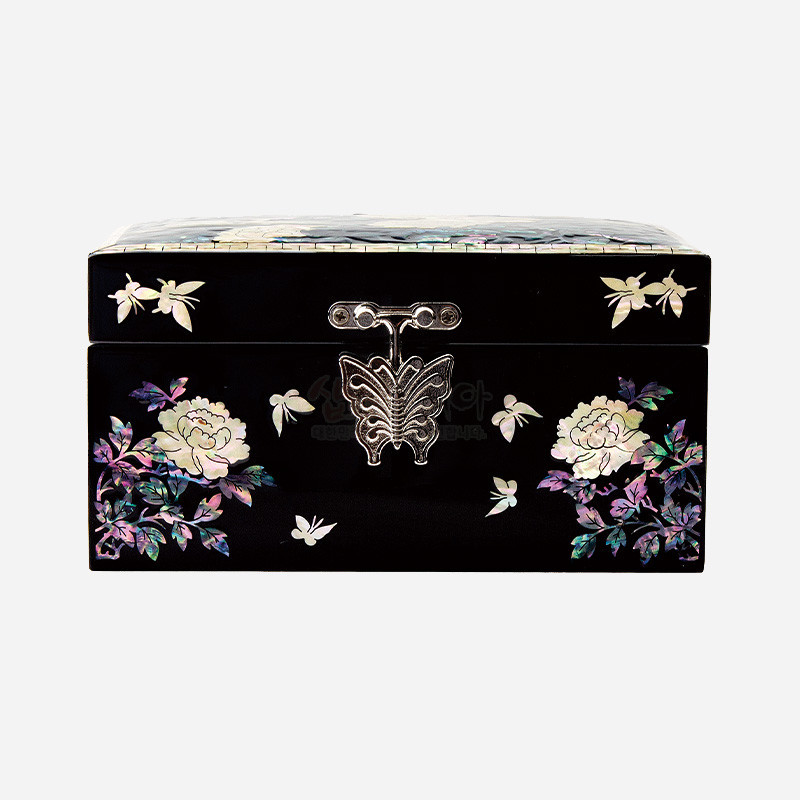 흑색 옻칠 바탕에 자개 상감으로 모란과 나비 문양을 넣고 금속 나비 장식 잠금쇠를 더한 보석함.