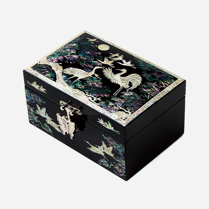 흑색 옻칠 바탕에 자개 상감으로 송학과 소나무, 만월 문양을 섬세하게 표현한 금속 잠금 장식 보석함.