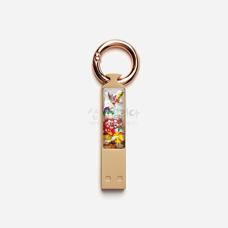 자개 바탕 위에 옻칠로 표현한 백색 배경, 목단꽃과 나비 채색 문양이 있는 금속 열쇠고리 겸 USB 장식.