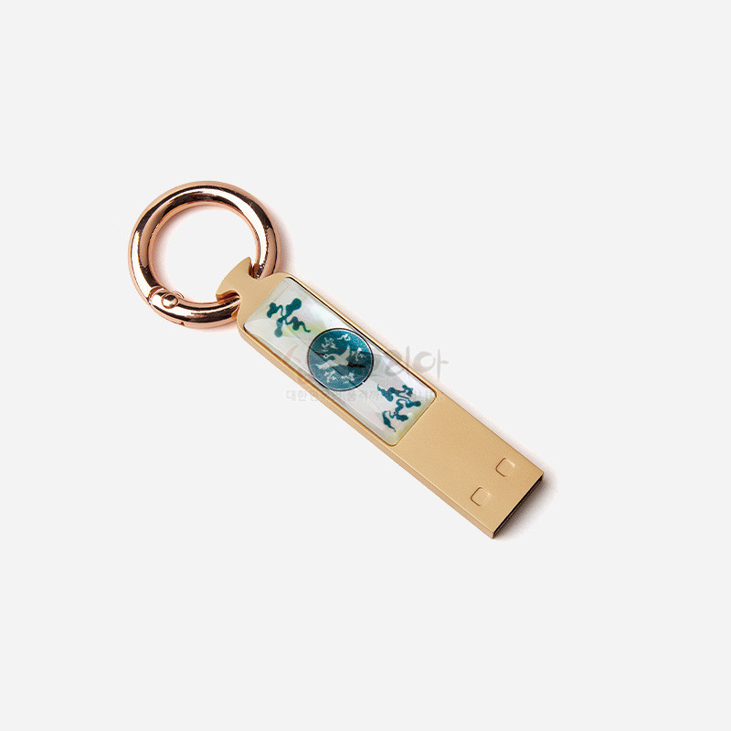 황금빛 금속 바디 위 자개와 청자색 운학문 상감 장식이 더해진 USB 열쇠고리. 황금빛 금속 바디 위 자개와 청자색 운학문 상감 장식이 더해진 USB 열쇠고리.