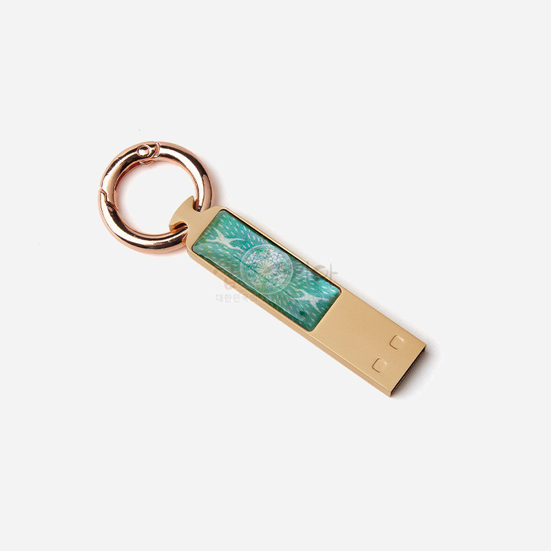 연녹색 자개에 청자 구름과 학 문양을 상감한 금속 열쇠고리형 USB 메모리.