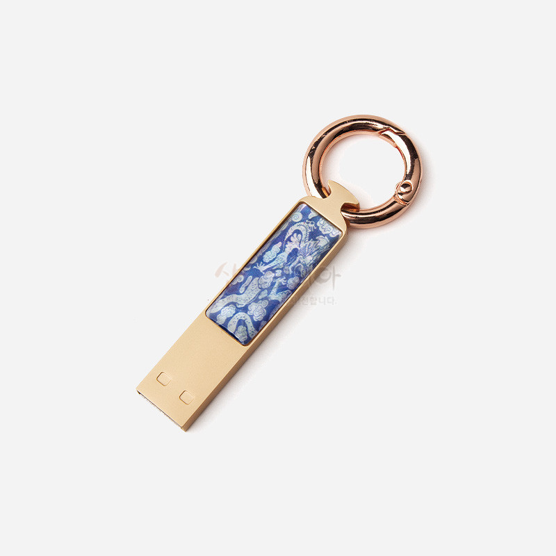 금속 바디에 파란색 자개 청채 양각 구름·용 문양이 장식된 USB 겸용 열쇠고리.