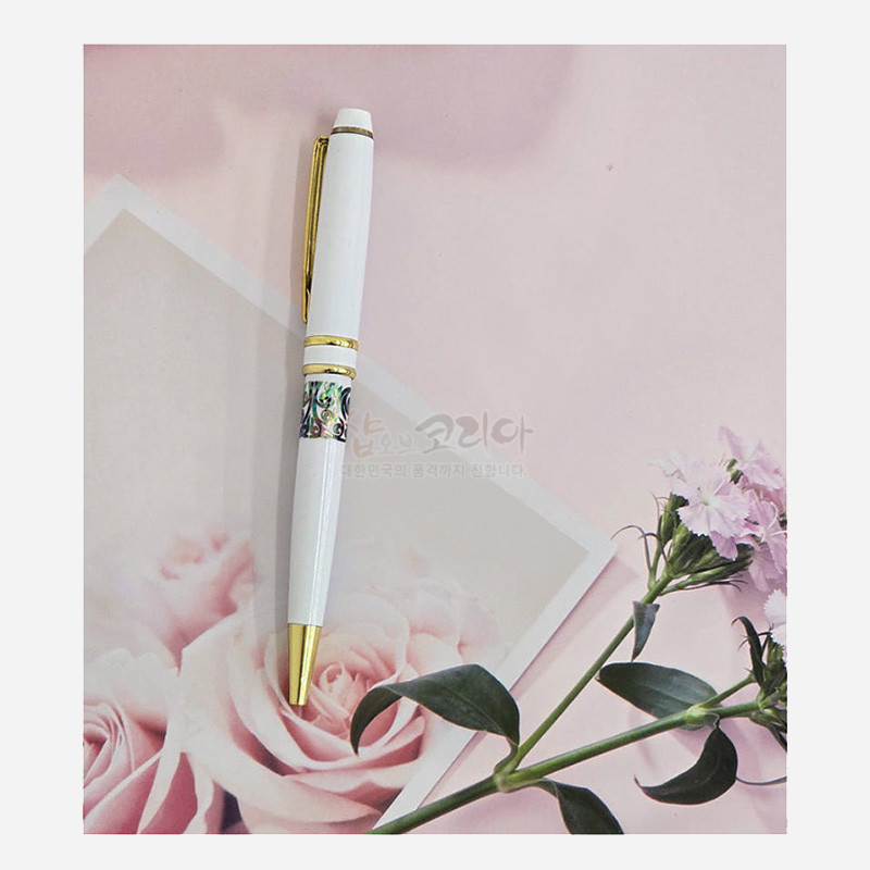 흰색 바탕에 금속 골드 장식과 자개 상감 청채 구름·용 문양이 들어간 볼펜. 흰색 바탕에 금속 골드 장식과 자개 상감 청채 구름·용 문양이 들어간 볼펜.