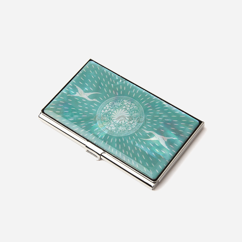 청자색 바탕에 자개 상감 기법으로 구름과 학, 원형 문양을 섬세하게 표현한 금속 명함케이스.