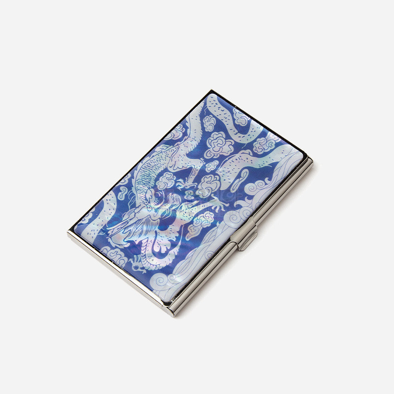 푸른 바탕에 자개 상감 기법으로 구름 사이를 나는 용 문양을 표현한 금속 명함집. 푸른 바탕에 자개 상감 기법으로 구름 사이를 나는 용 문양을 표현한 금속 명함집.