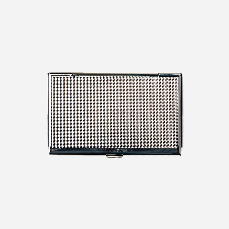 은색 금속 재질에 미세한 격자 패턴이 새겨진 심플한 디자인의 명함집. 은색 금속 재질에 미세한 격자 패턴이 새겨진 심플한 디자인의 명함집.