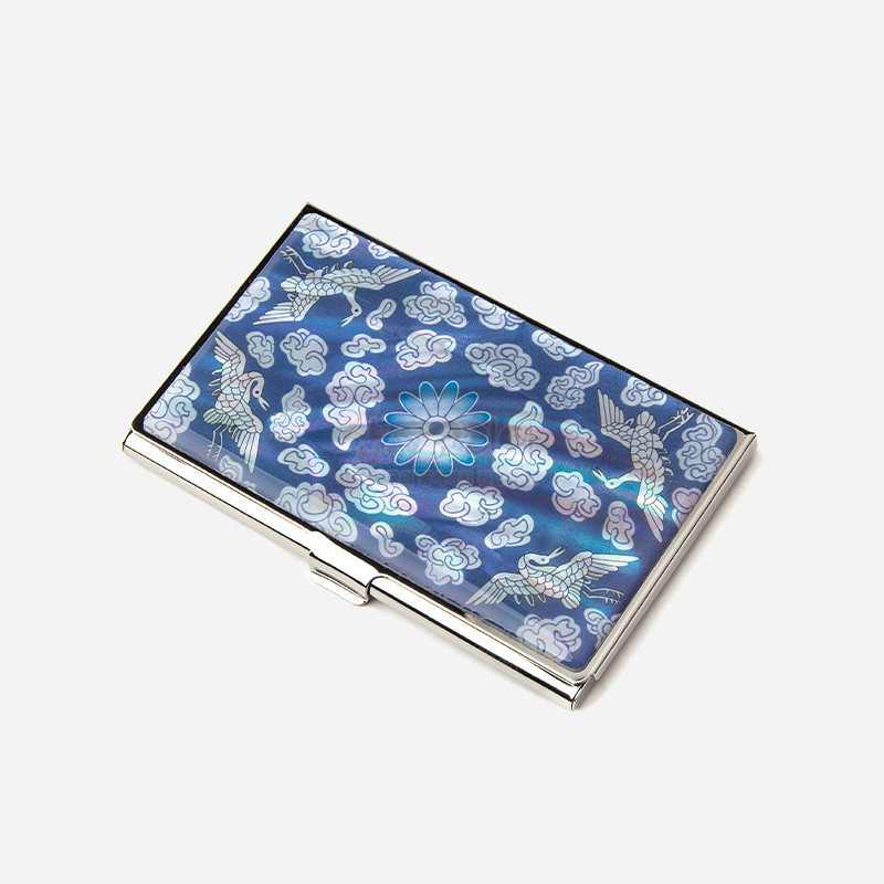 푸른 바탕 자개 장식 위에 운학문과 연꽃문을 상감한 금속 테두리 명함케이스. 푸른 바탕 자개 장식 위에 운학문과 연꽃문을 상감한 금속 테두리 명함케이스.