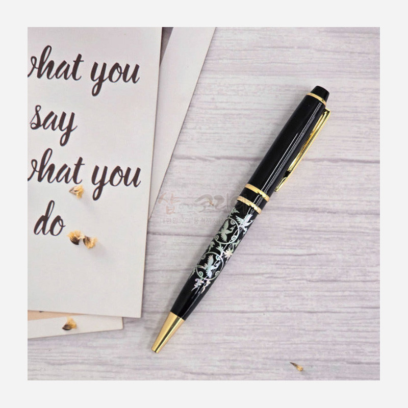 검은 색상 금속 볼펜에 금빛 마감과 청자 상감 기법의 운학문 장식이 더해진 디자인.