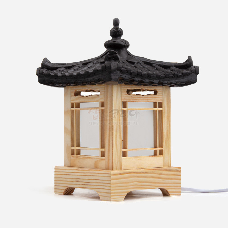 나무 소재 사각 창살 구조와 검정 기와 지붕을 결합한 전통 건축 양식 미니 조명.