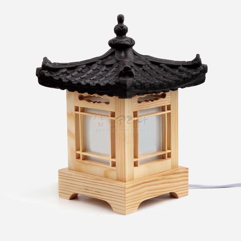 나무 재질의 사각 기단과 창살 구조, 검은 기와지붕 형상의 상부를 조합한 전통 한옥 미니어처 등.
