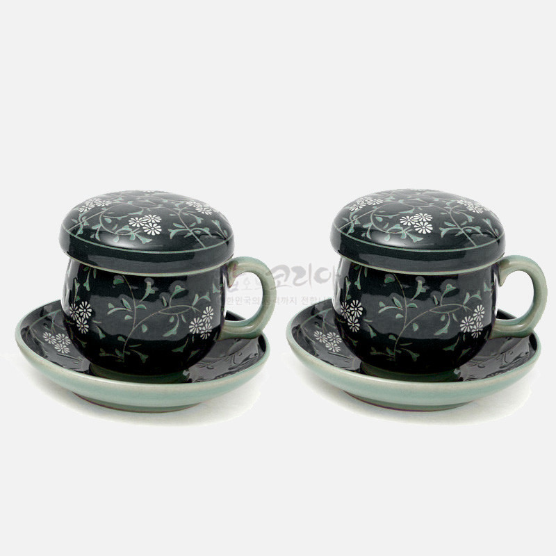 흑색 바탕에 은은한 녹색 손잡이와 받침, 백색 국화 및 덩굴 문양이 상감된 도자기 다기잔 세트.