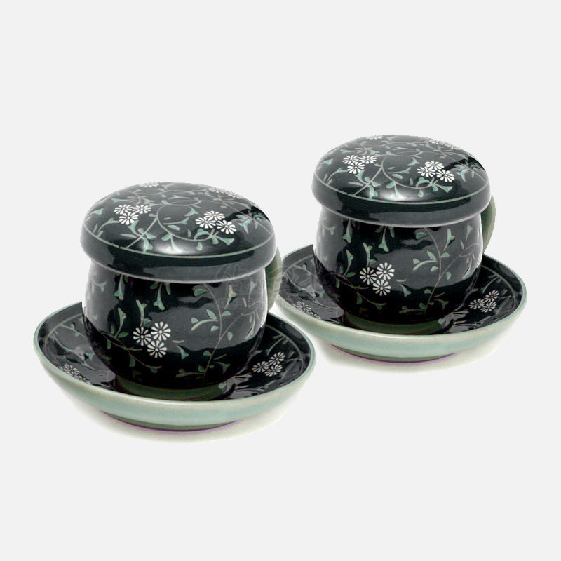 검은색 유약 바탕에 흰 국화와 연두색 덩굴무늬를 상감한 도자기 다기잔과 받침 접시 세트.