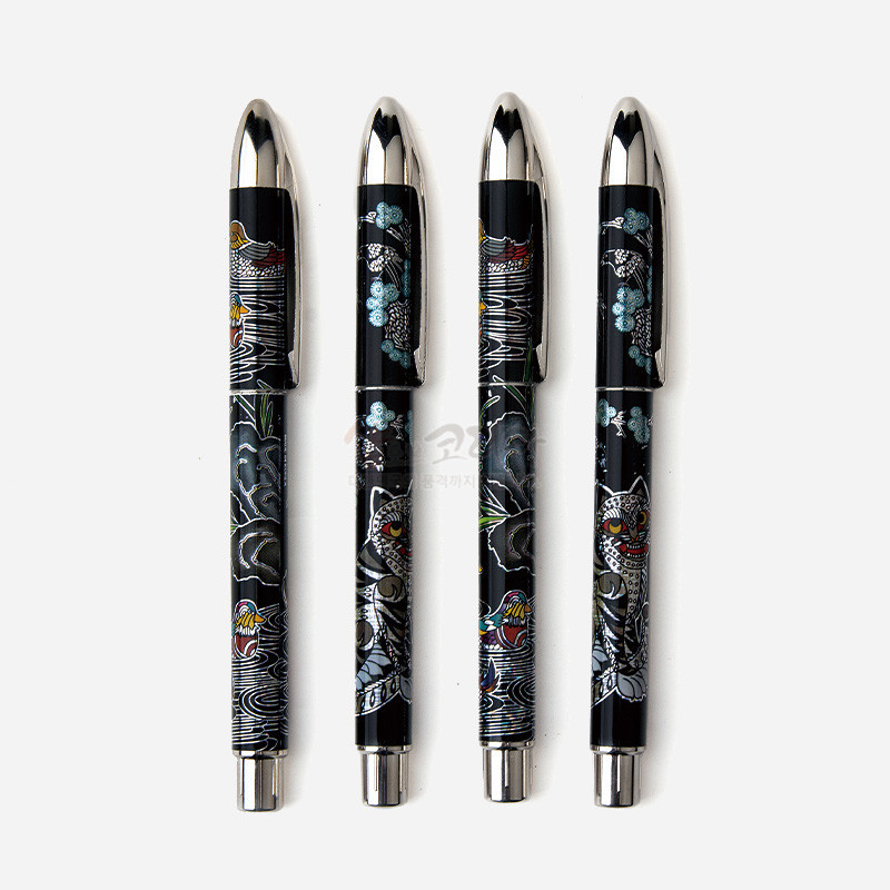 흑색 바탕에 자개 상감 기법으로 호랑이·까치와 원앙 문양을 수놓은 금속 장식 볼펜 세트.