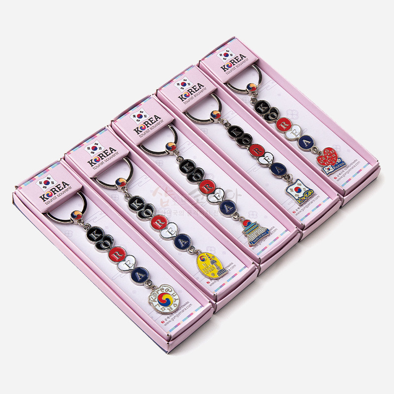 금속 재질에 태극 문양과 알파벳 ‘KOREA’ 장식을 컬러 에나멜로 채운 열쇠고리 5종 세트. 금속 재질에 태극 문양과 알파벳 ‘KOREA’ 장식을 컬러 에나멜로 채운 열쇠고리 5종 세트.