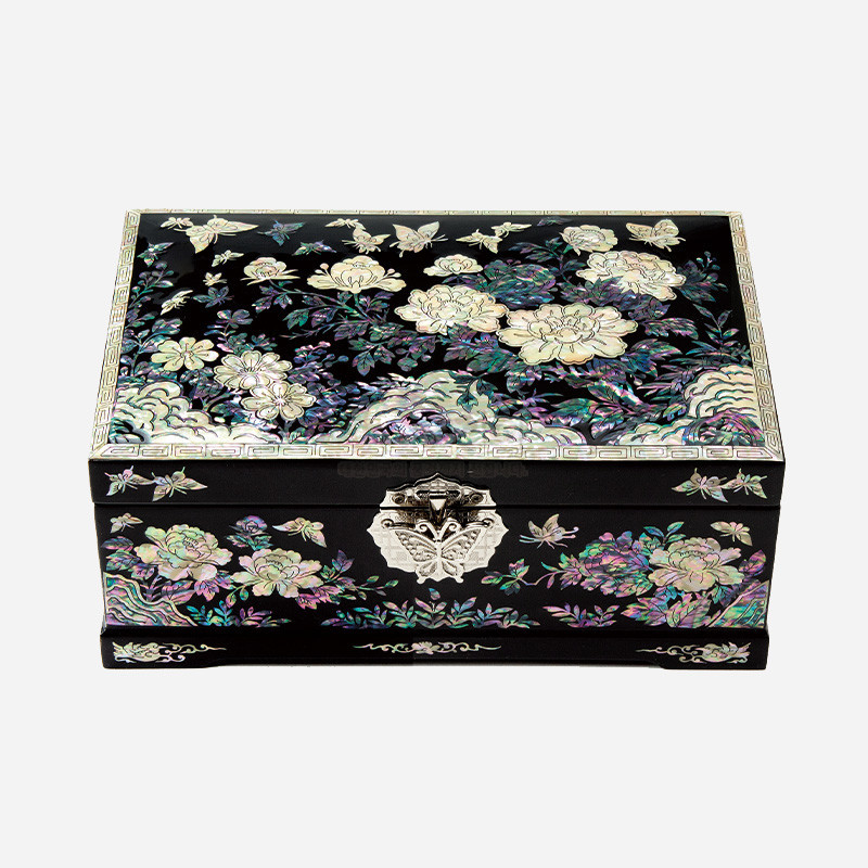 흑색 옻칠 바탕에 자개 상감으로 목단과 나비 문양을 정교하게 장식하고 금속 잠금장치를 더한 보석함.