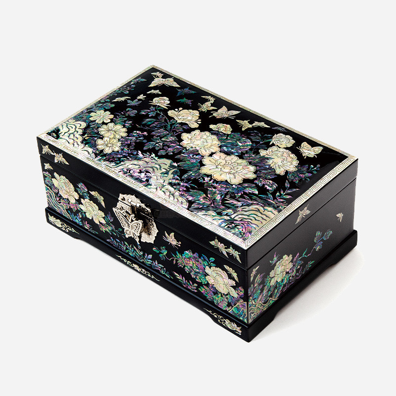 흑색 옻칠 바탕에 자개 상감으로 표현한 화려한 목단과 나비 문양, 금속 잠금장식이 조화를 이룬 보석함.