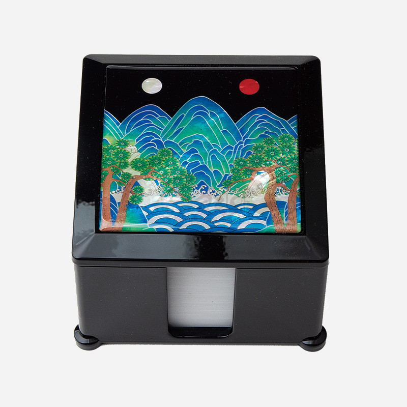 검은 옻칠 사각 메모지함 상단에 자개로 표현한 일월오봉도 산수화 문양과 청록·청색 대비가 돋보이는 디자인. 검은 옻칠 사각 메모지함 상단에 자개로 표현한 일월오봉도 산수화 문양과 청록·청색 대비가 돋보이는 디자인.