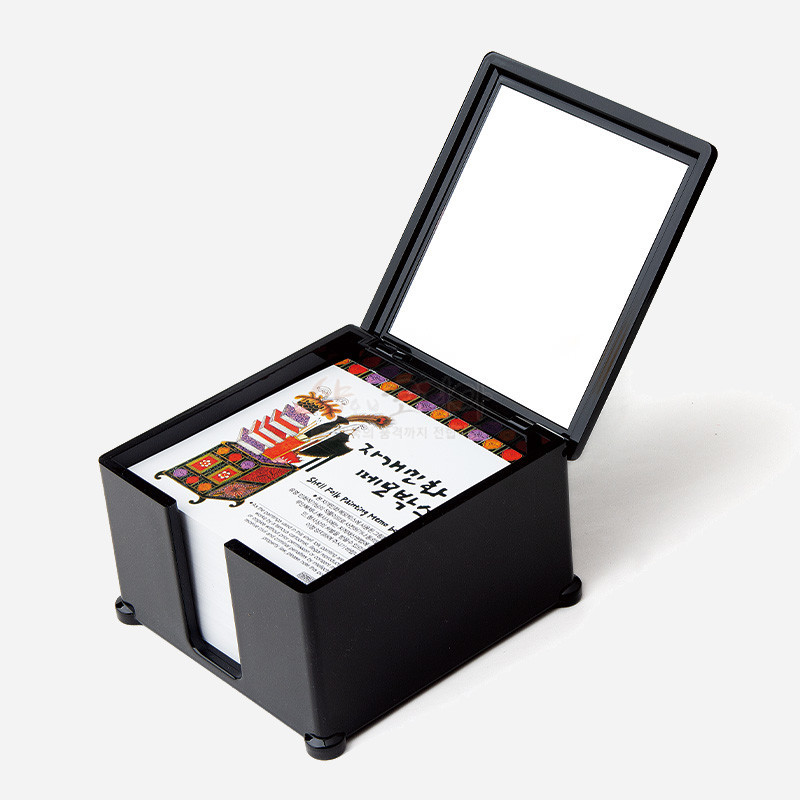 검은색 옻칠 사각 케이스에 뚜껑 안쪽 자개 장식과 민화 문양 메모지가 조화를 이루는 메모지함. 검은색 옻칠 사각 케이스에 뚜껑 안쪽 자개 장식과 민화 문양 메모지가 조화를 이루는 메모지함.