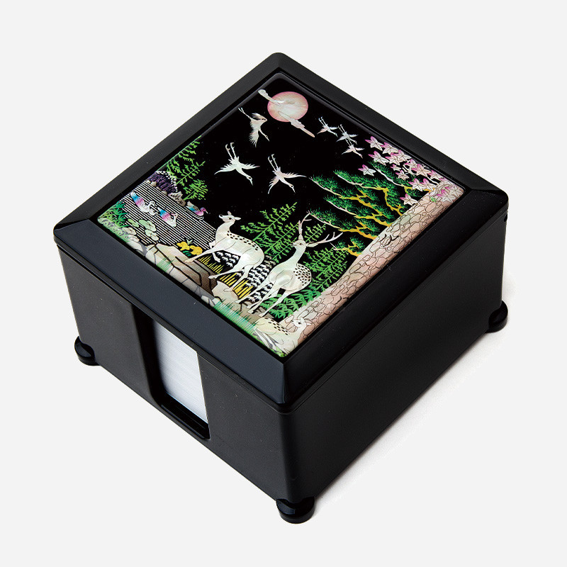 흑색 본체 위에 자개 상감으로 십장생 민화 문양을 표현한 사각 메모지함. 흑색 본체 위에 자개 상감으로 십장생 민화 문양을 표현한 사각 메모지함.