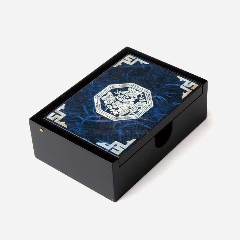 청색 한지 바탕 위에 자개로 청매화와 전통 길상문을 상감한 옻칠 나전칠기 명함함.