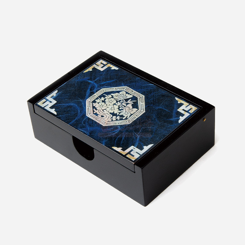 짙은 남색 배경 위 자개 청매화 문양과 전통 길상무늬 상감이 특징인 직사각형 옻칠 한지 명함함.