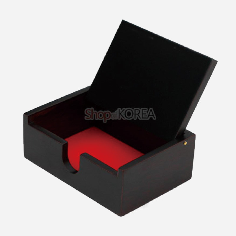 짙은 갈색 옻칠 나무 외관에 내부는 붉은 색상으로 마감된 직사각형 한지 명함함.