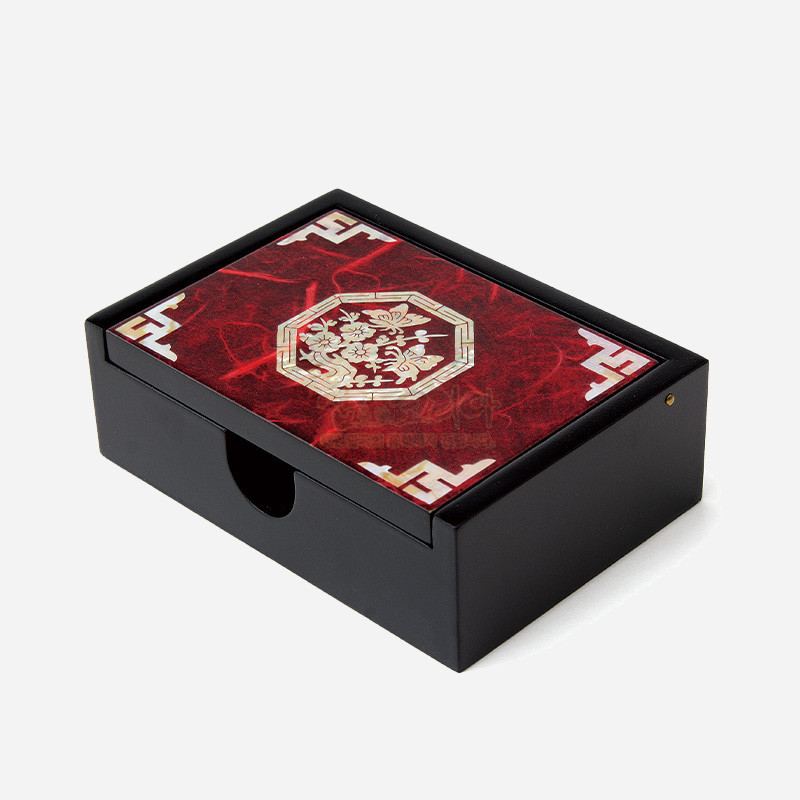 붉은 한지 바탕 위 자개로 매화와 전통 문양을 상감한 옻칠 사각 명함함. 붉은 한지 바탕 위 자개로 매화와 전통 문양을 상감한 옻칠 사각 명함함.