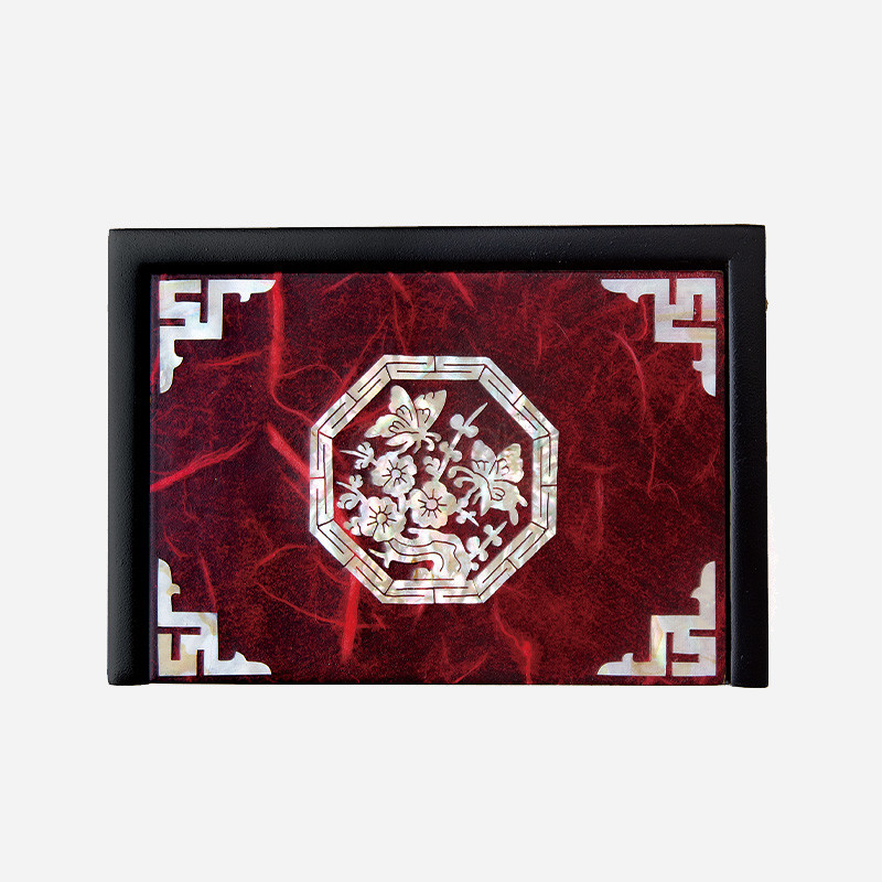 자개 상감으로 매화와 나비 문양을 넣은 붉은 옻칠 배경의 사각 한지명함함. 자개 상감으로 매화와 나비 문양을 넣은 붉은 옻칠 배경의 사각 한지명함함.