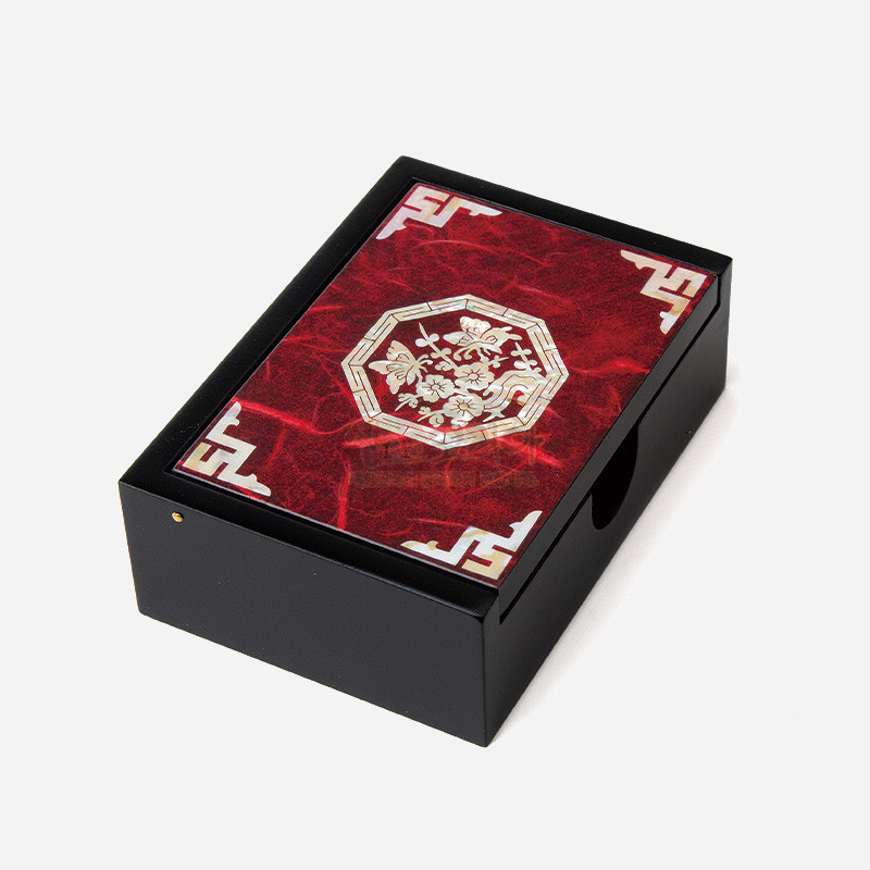 붉은 한지 바탕 위 자개 적매화 문양과 모서리 전통 문양 상감이 특징인 나전칠기 명함함.