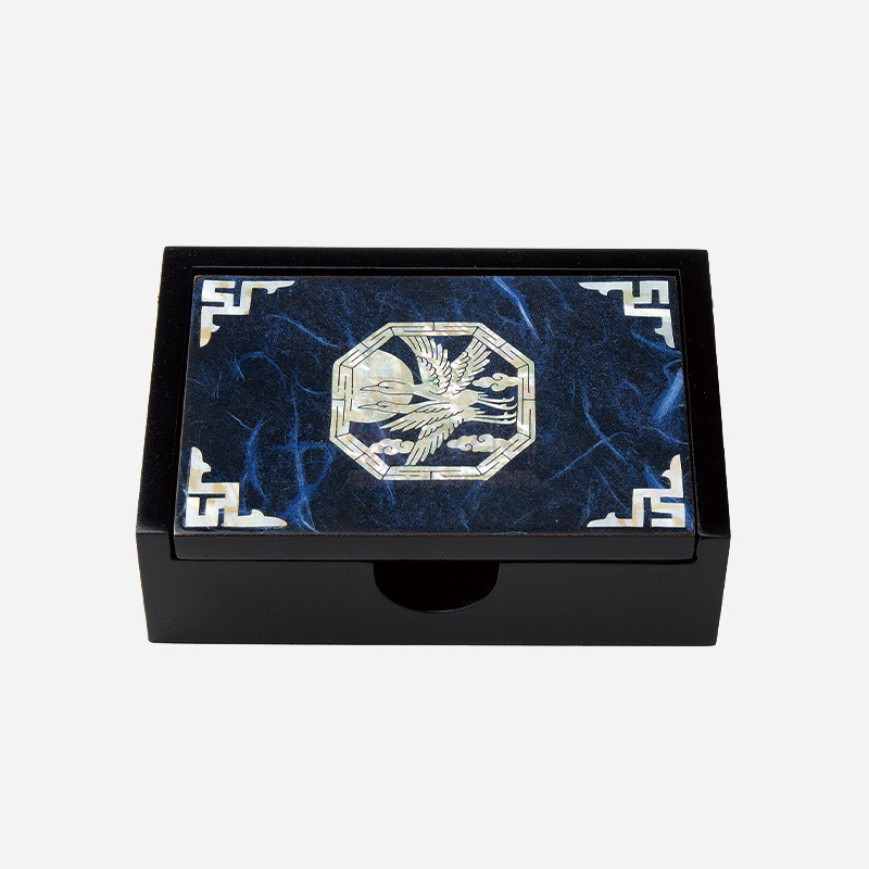 짙은 남색 옻칠 바탕에 자개 상감으로 청학과 구름, 모서리 전통 기하문을 장식한 직사각 명함함. 짙은 남색 옻칠 바탕에 자개 상감으로 청학과 구름, 모서리 전통 기하문을 장식한 직사각 명함함.